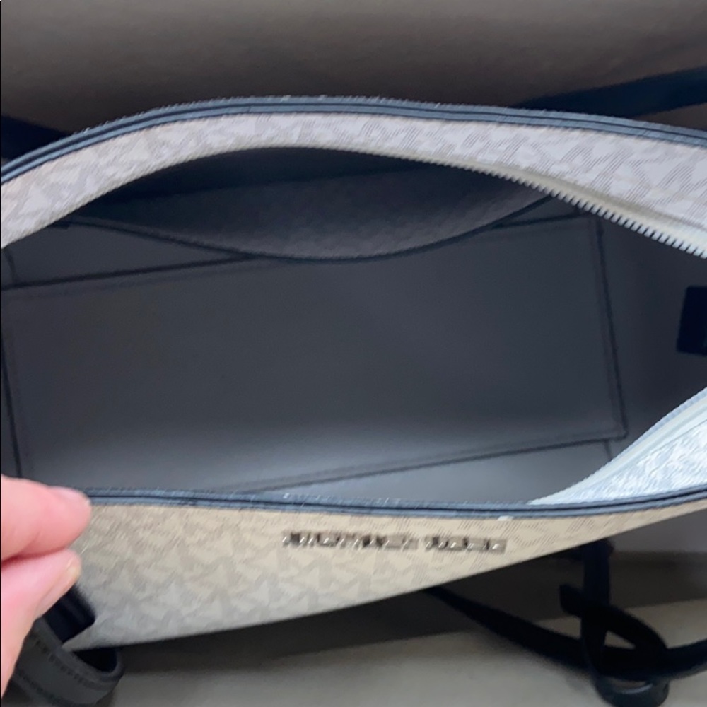 AUTHENTIC MINT CONDITION MICHAEL KORS TOTE BAG - Picture 4 of 8